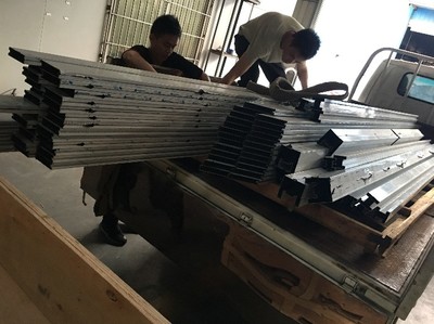 不銹鋼制品的多功能應(yīng)用 圓形包邊柱、踢腳線(xiàn)與排水檔條